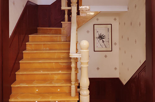 漳县中式别墅室内汉白玉石楼梯的定制安装装饰效果